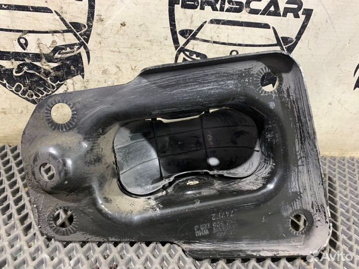 Крепление рычага подвески заднее левое Vw Jetta A6