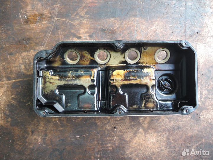 Крышка клапанная Mitsubishi Carisma 1995-1999