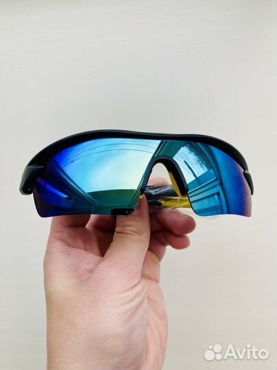 Спортивные очки с зеркальными линзами