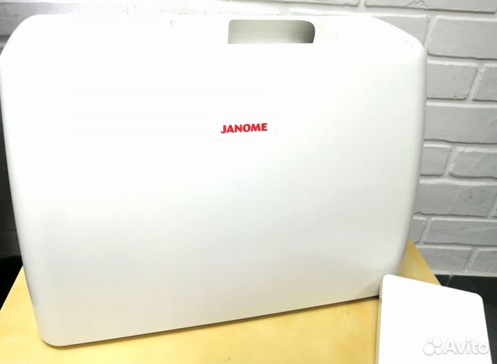 Швейная машина Janome DC 4030