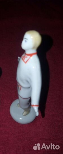 Фарфоровая статуэтка 