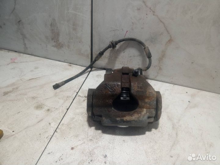 Суппорт тормозной передний левый Volkswagen T5