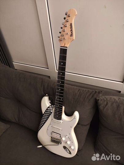 Электрогитара с комбоусилителем