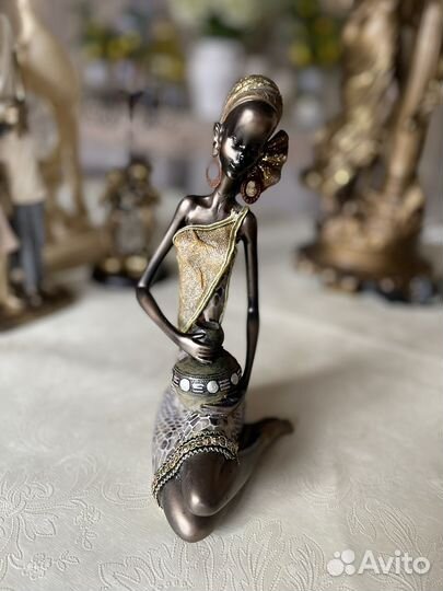 Статуэтка в виде девушки