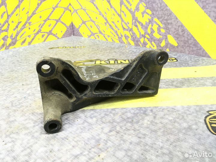 Кронштейн двигателя правый Астра H 1.8 Зафира B
