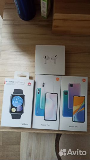 Коробки с документами от телефонов часов наушников