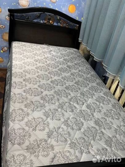 Кровать с матрасом