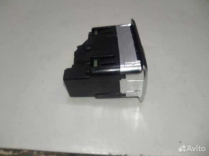 Кнопка открывания багажника Mercedes-Benz E-Class