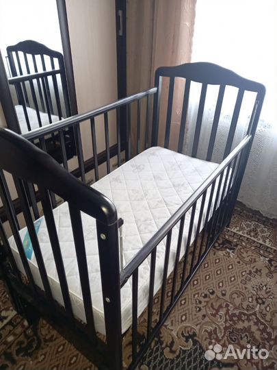 Детская кроватка с маятником