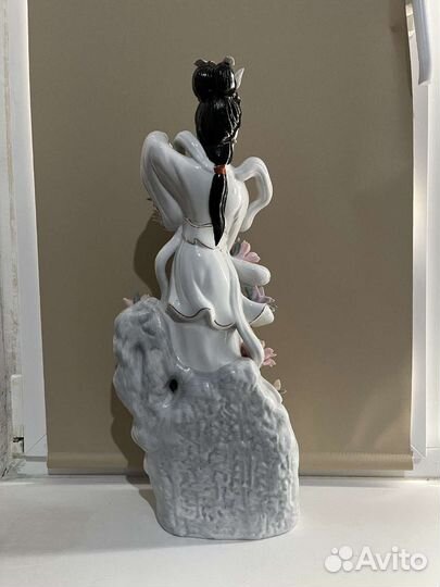 Фарфоровая статуэтка 