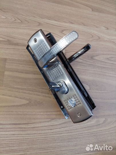 Дверная ручка с замком