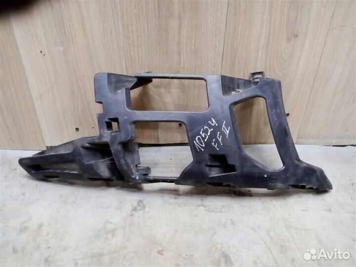 Кронштейн переднего бампера правый от Ford Mondeo