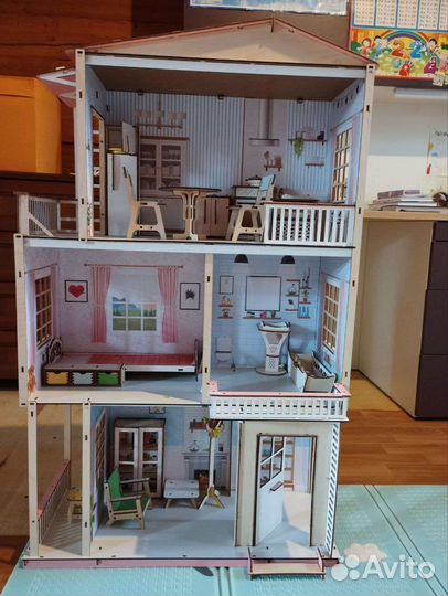Кукольный домик с мебелью