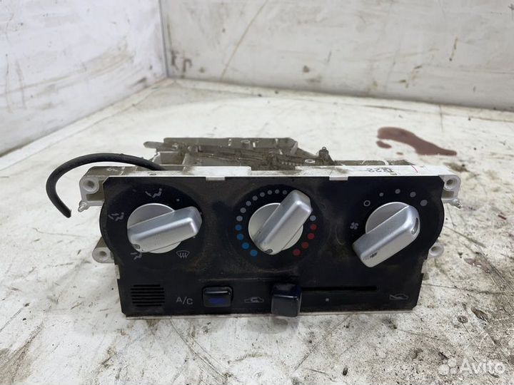 Блок управления климатической установкой Nissan Cu