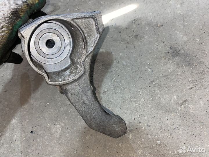 Кранштейн 03F260885 1.2tsi CBZ Skoda