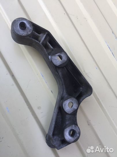 Кронштейн переднего редуктора Mercedes W221 M272