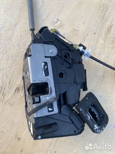 Замок двери передний правый Volkswagen Polo 5