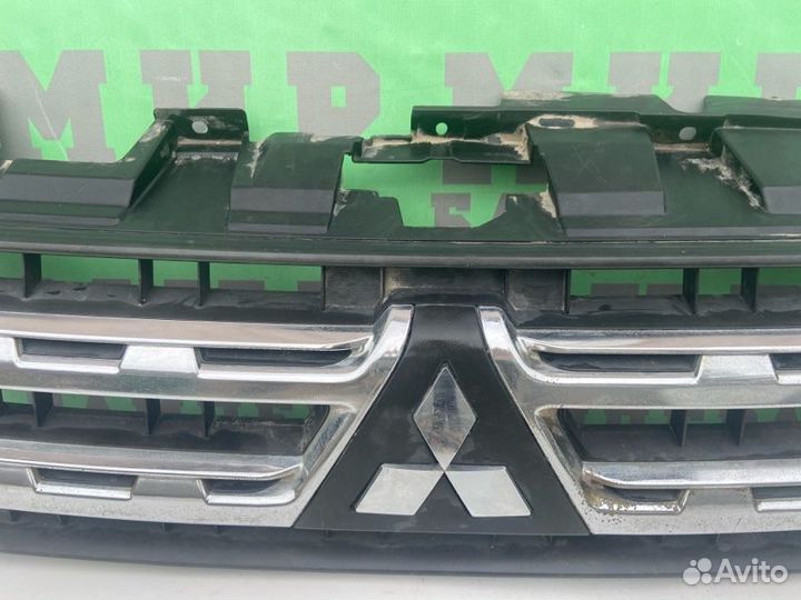 Решетка радиатора передняя Mitsubishi Pajero 3 3