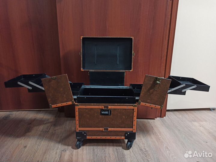 Чемодан для мастера на колёсах