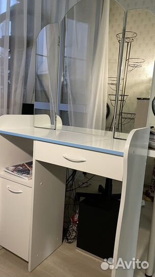 Туалетный косметический столик с зеркалом