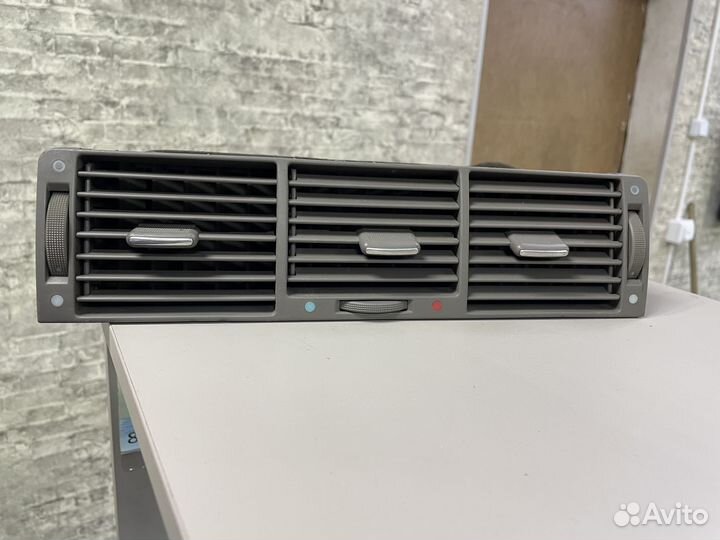 Дефлектор воздуха центральный в торпеду Ауди А8 Д2