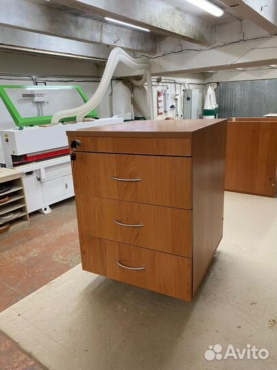 Тумба с 3-мя выдвижными ящиками центральный замок