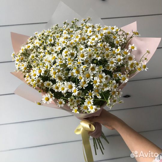 Букет ромашек в оформлении