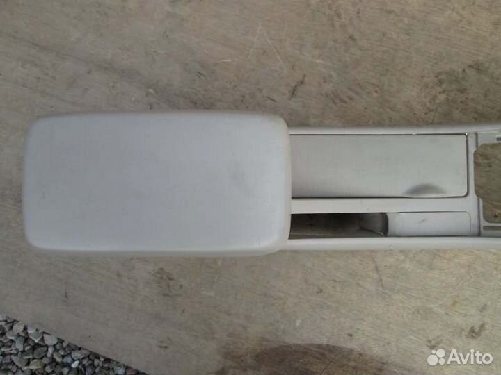 Бардачок между сиденьями Toyota Corolla Fielder