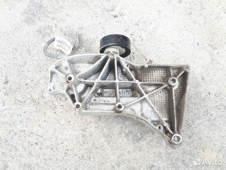 Кронштейн генератора Лада Веста седан