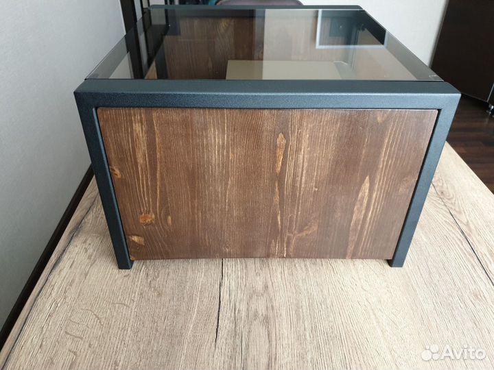 Стеклянная тумба под аудиотехнику