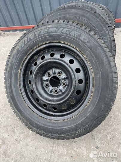 Dunlop SP Winter Ice 01 215/65 R16