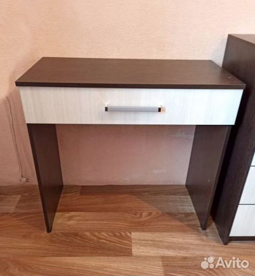 Стол туалетный