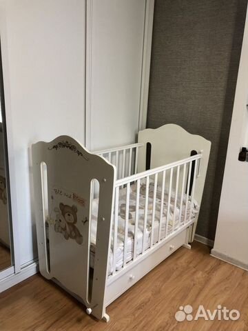 Кроватка для новорожденных с маятником