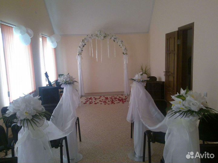 Свадебная арка со стойками и оформлением