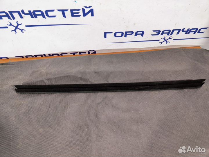 Уплотнитель стекла задний левый Ford Focus 3