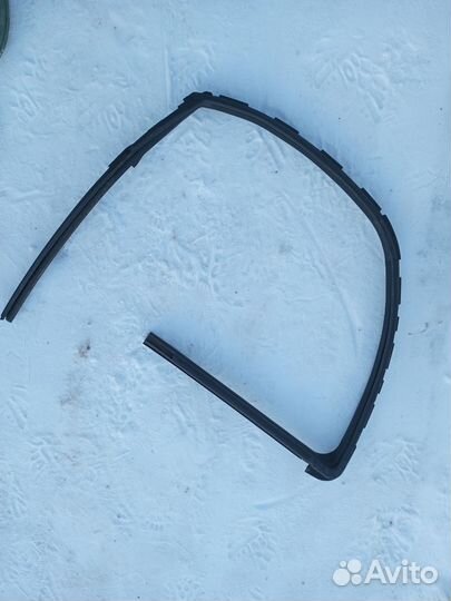 Уплотнитель стекла двери передней левой Nissan Juk