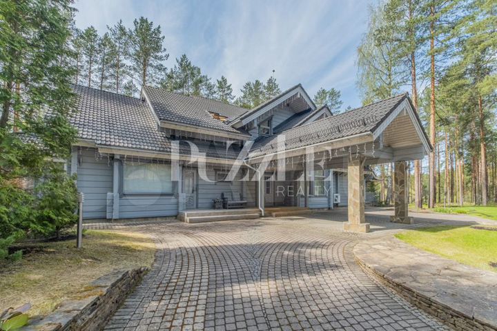 Дом 566,5 м² на участке 87 сот.