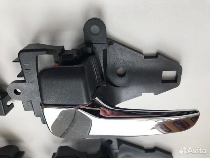 Хромированные ручки внутренние на Mitsubishi