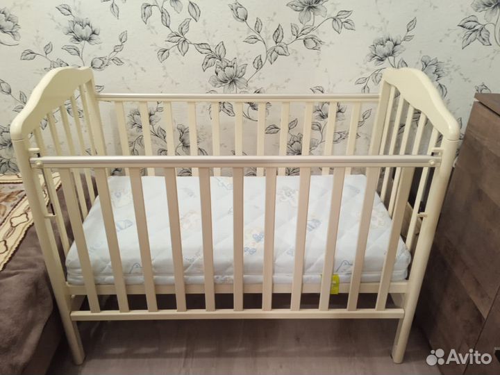Детская кроватка с маятником