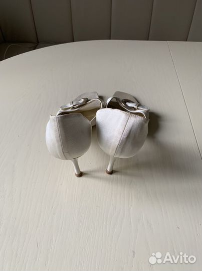 Босоножки атласные 39 размер