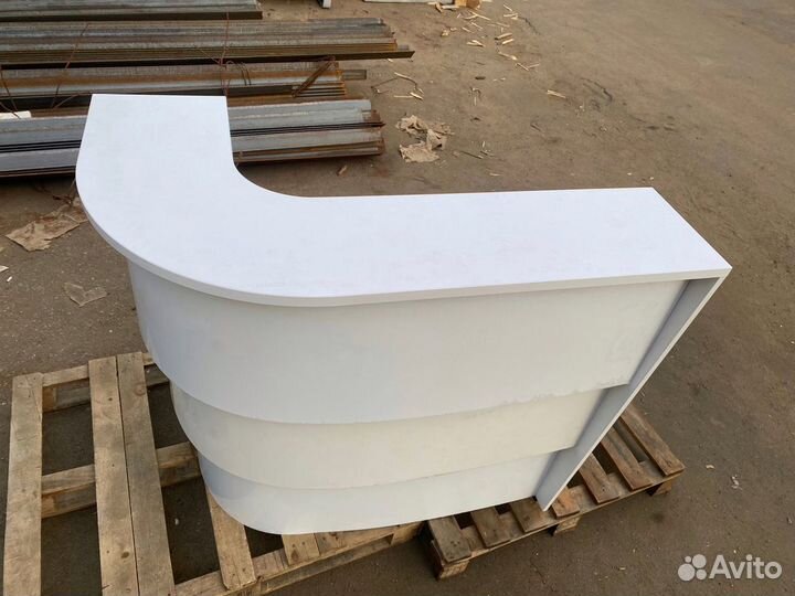 Глянцевая стойка-Ресепшен с тремя уровнями