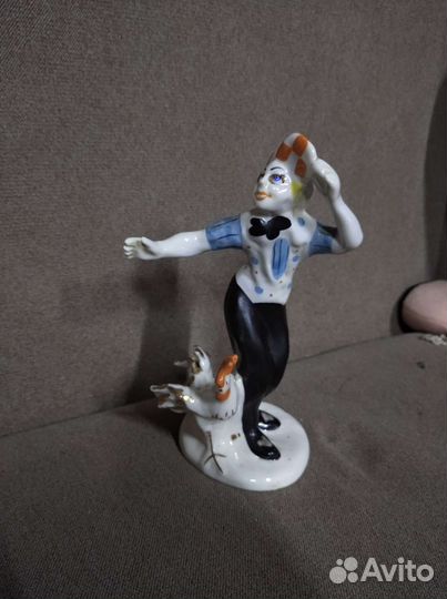 Фарфоровая статуэтка, клоун с петухом