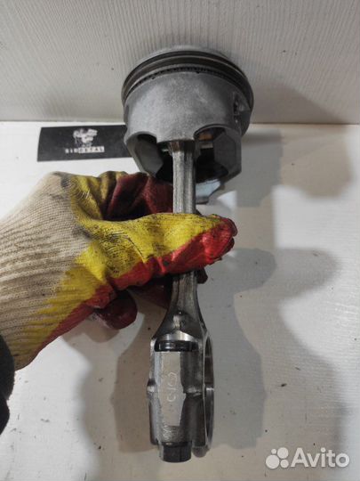 Поршень с шатуном Suzuki Jimny JB43 M13A