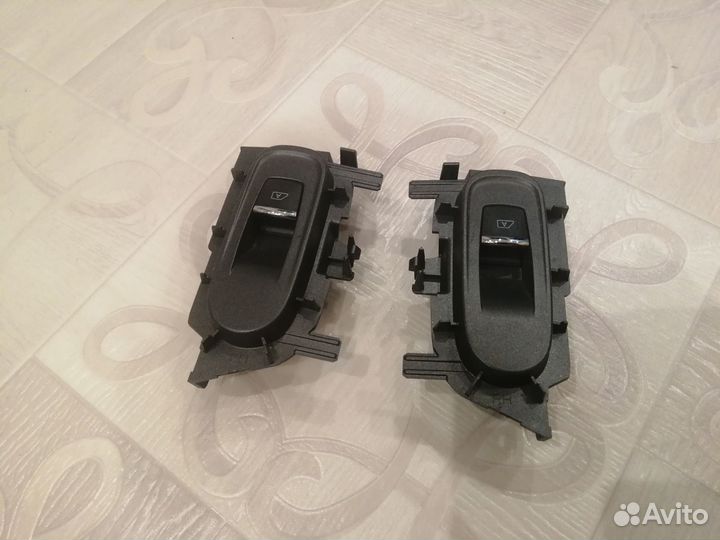 Кнопка заднего стеклоподъемника Nissan Patrol Y62