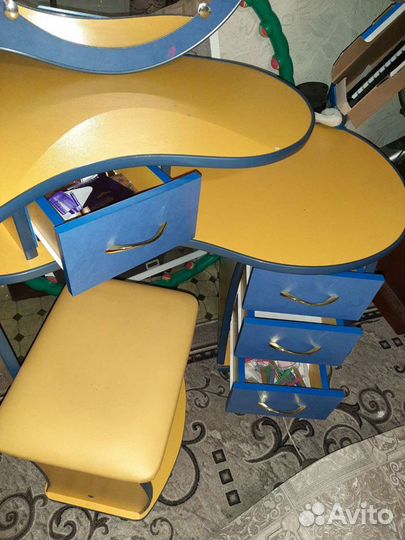 Стол для макияжа