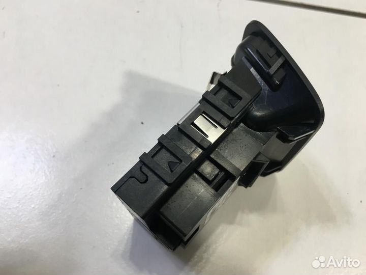 Кнопка фиксатора стояночного тормоза Mercedes-Benz