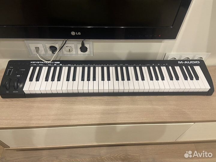 Миди клавиатура 61