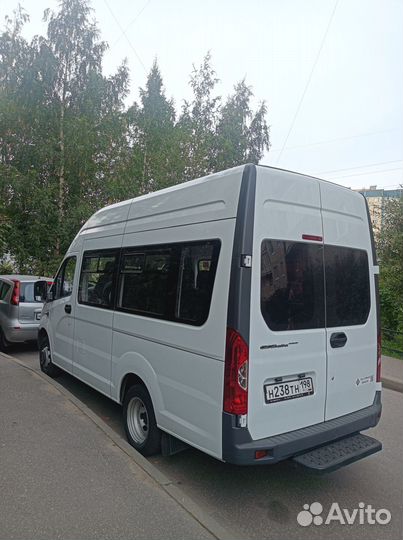 Водитель на своем микроавтобусе