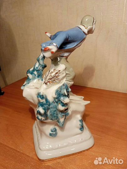 Фарфоровая статуэтка Лыжник-пионер