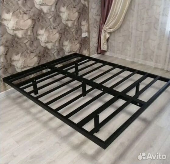 Металлическая кровать с каркасом